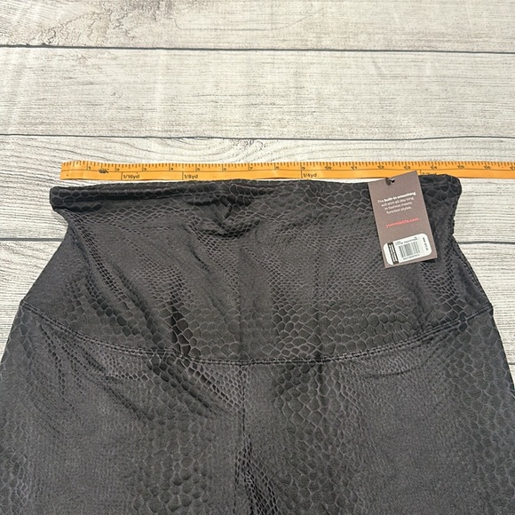 Women’s Yummie Tummie Lydia Faux Python gray leggings size XL NWT - Picture 5 of 14
